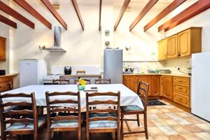 Kitchen (2)- click for photo gallery